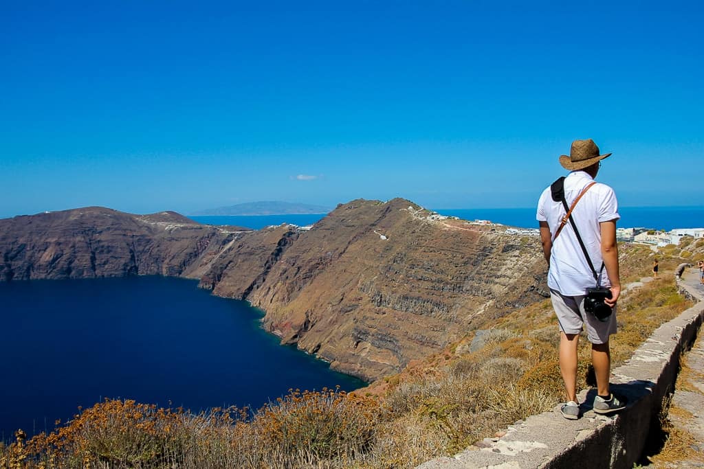 Hike between Thira and Oia is one of the things to do in Santorini