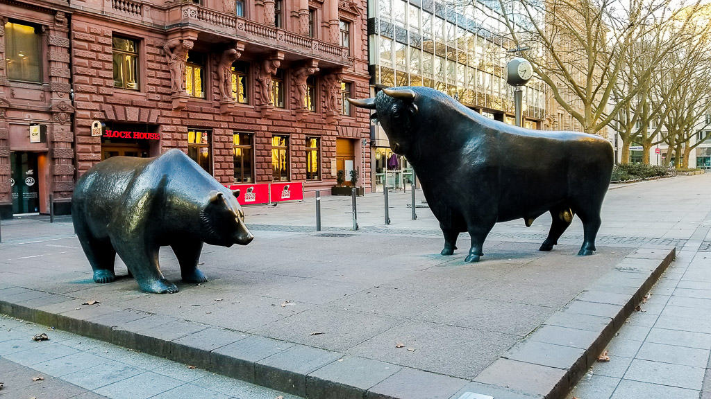 The Bear and the Bull sculptures located outside of the Frankfurt Stock Exchange is one of the things to see on a Frankfurt Layover