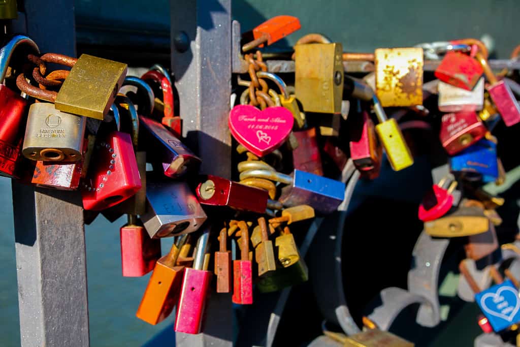 Love locks on Eiserner Steg