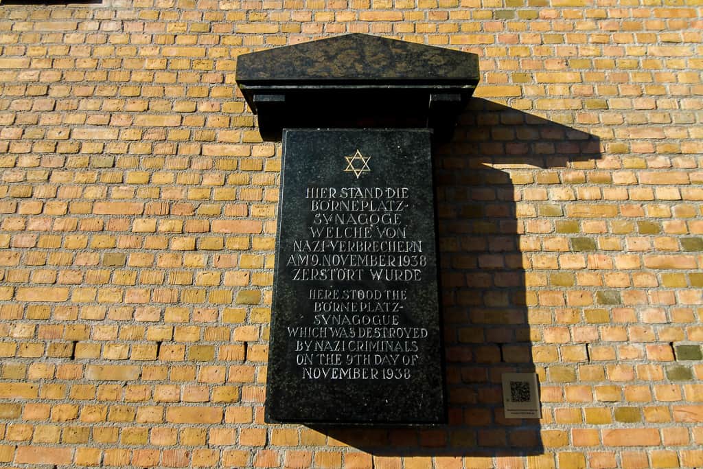 A memorial plaque dedicated to a synagogue that was destroyed by Nazis. This can be found on the side of the Museum Judengasse.