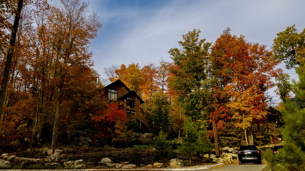 Visiting an outdoor spa is one of the things to do in Ontario this fall