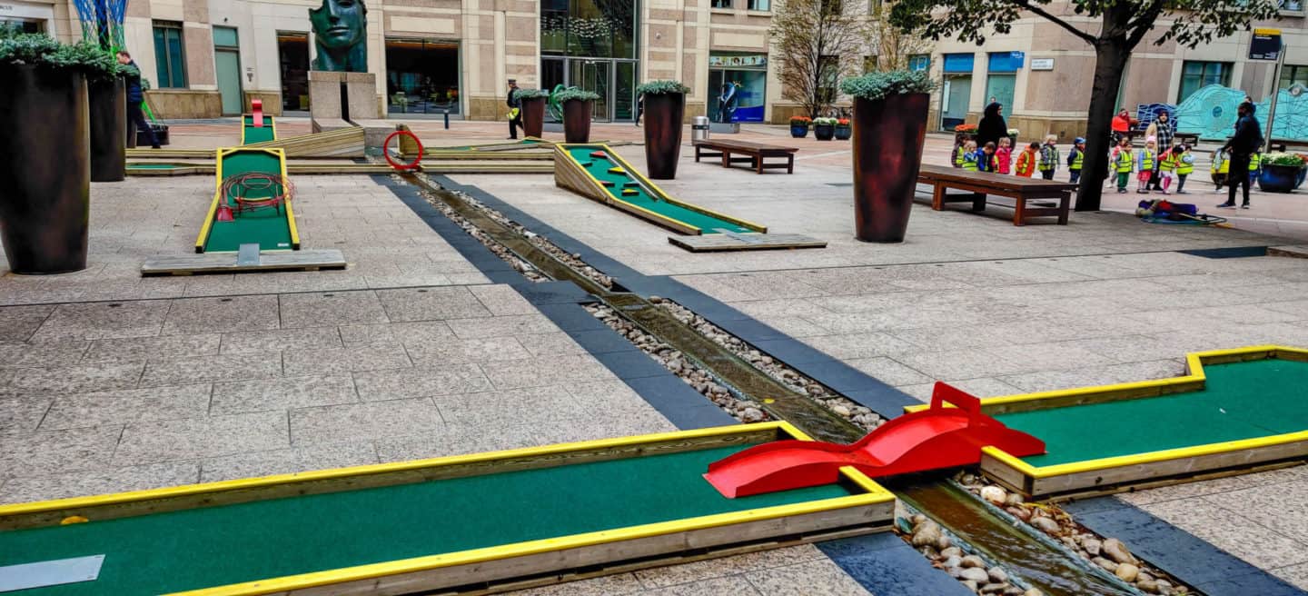 Mini Golf in Columbus Square in Canary Wharf